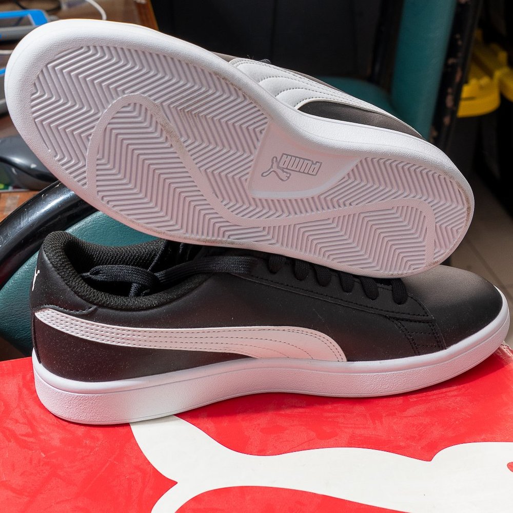 PUMA Black Smash V2 Men'sLeather Sneakers